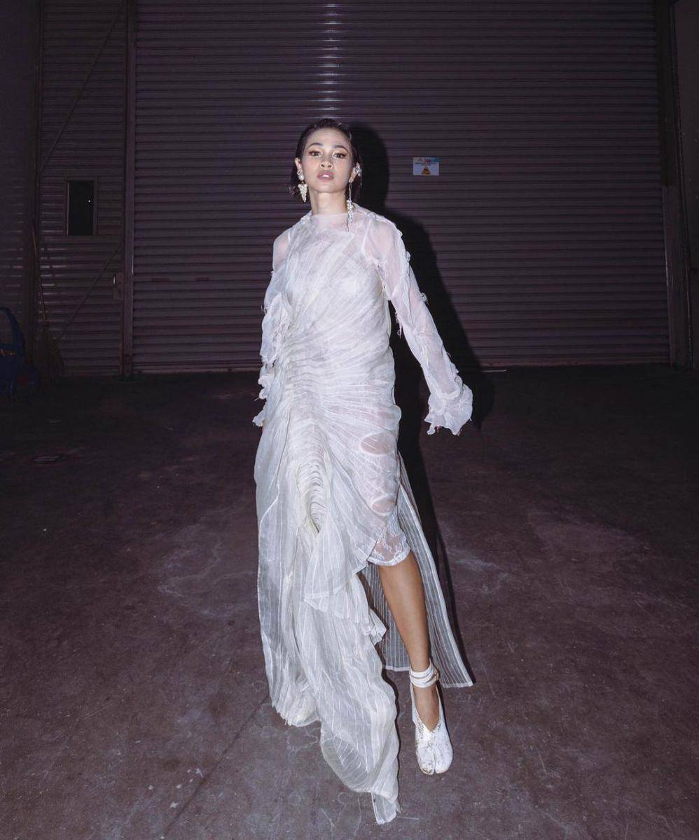 OOTD warna putih ala Andien Aisyah (instagram.com/andienaisyah)