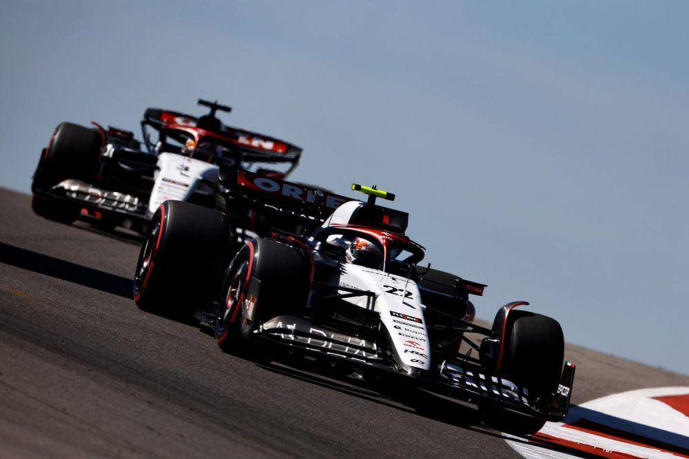 Yuki Tsunoda berada di depan Daniel Ricciardo saat menjalani pekan balap GP Amerika Serikat 2023. (scuderia.alphatauri.com)