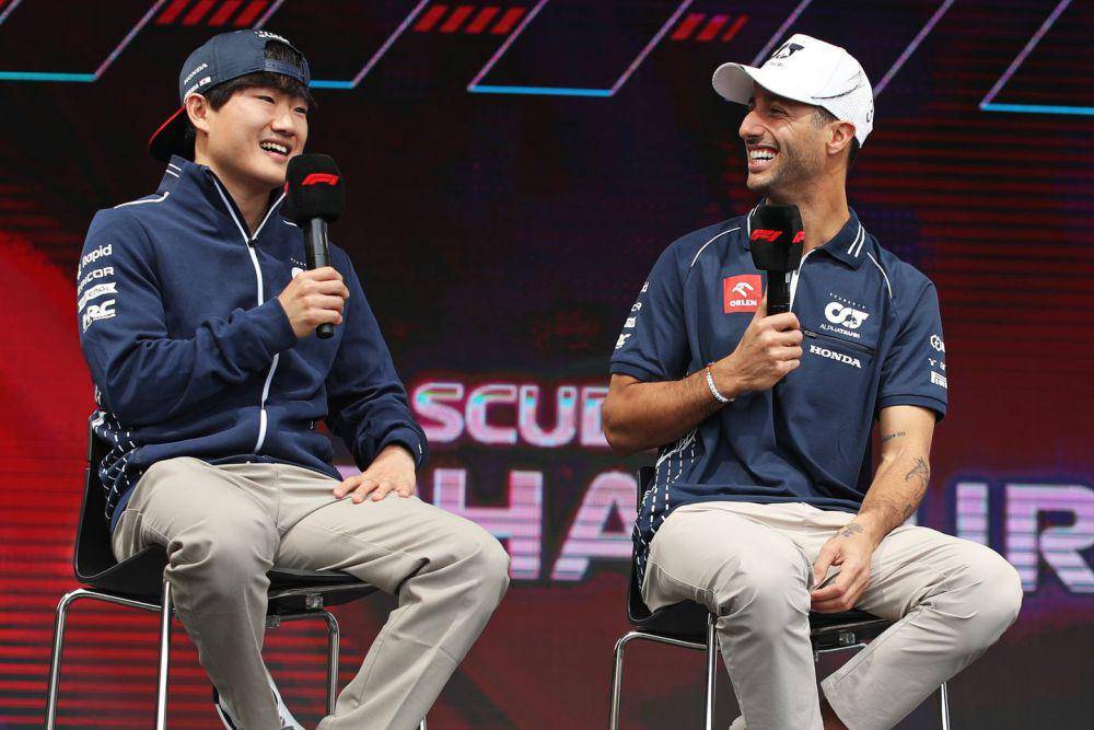 Yuki Tsunoda (kiri) dan Daniel Ricciardo (scuderia.alphatauri.com)