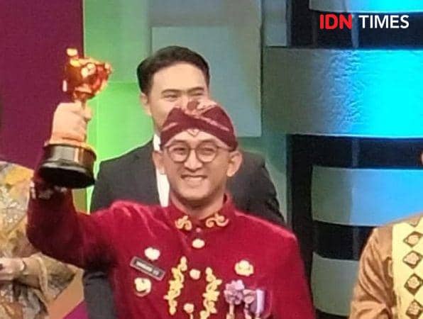 Piala APE Nindya 2023 saat dipegang Pj. Bupati Banyumas Hanung Cahyo Saputro.(IDN TImes/Tomy Parsito)