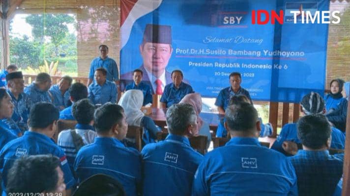 SBY (kedua dari kanan) saat mengingatkan para kader Partai Demokrat, Rabu (20/12/2023).(IDN Times/Rama Prasetyo).