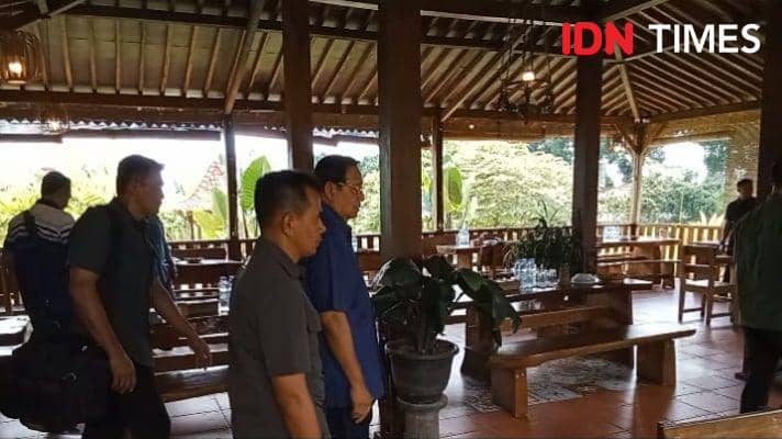 SBY saat akan meninggalkan Purwokerto usai menemui para kadernya, Rabu (20/12/2023).(IDN Times/Rama Prasetyo).