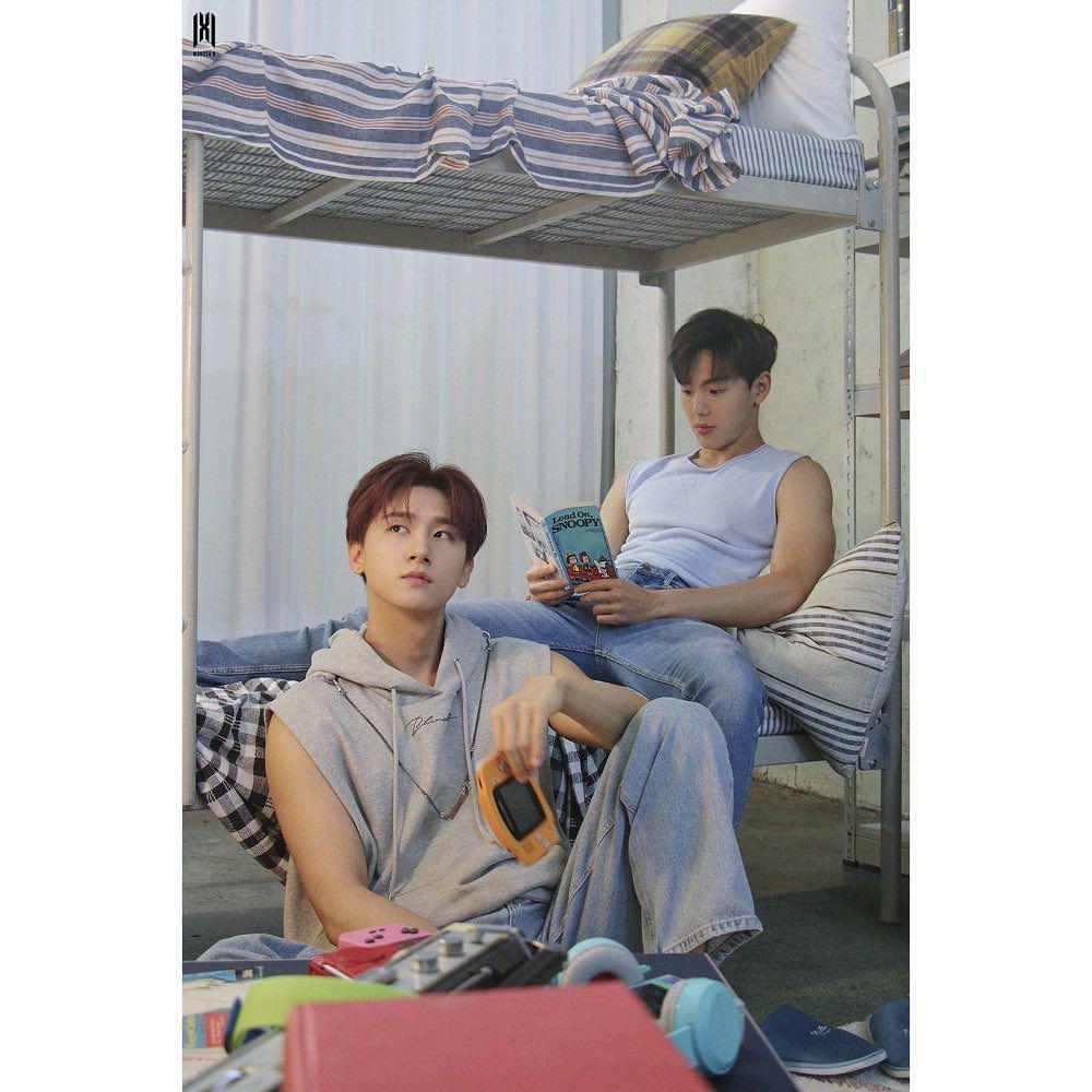 sleeveless top ala Shownu MONSTA X (instagram.com/official_monsta_x)