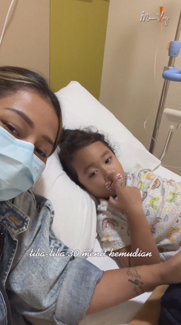 potret Mutia Ayu rawat anak di rumah sakit (instagram.com/mutia_ayuu)