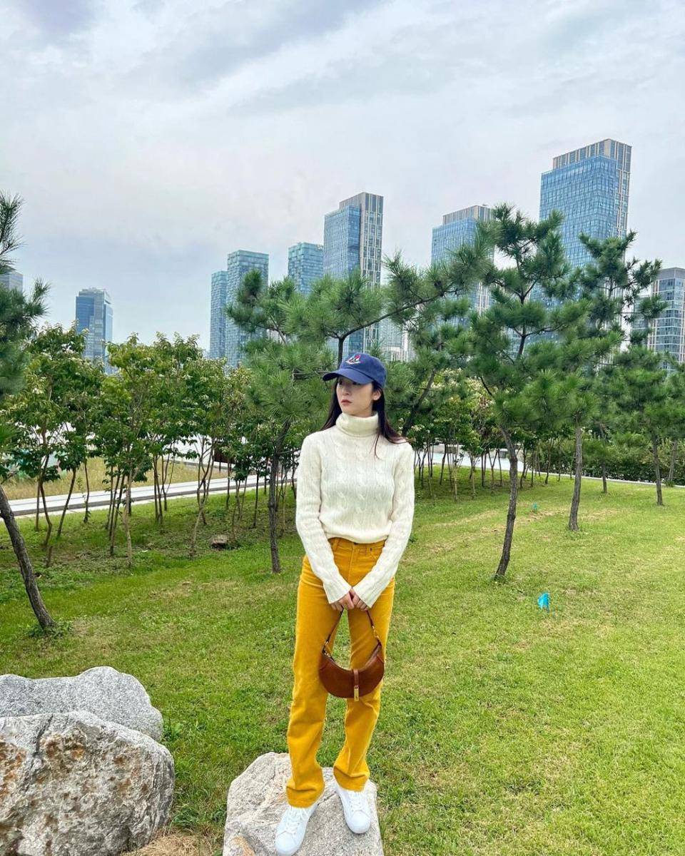 OOTD kasual ala idol K-Pop yang hijab friendly (instagram.com/vousmevoyez)