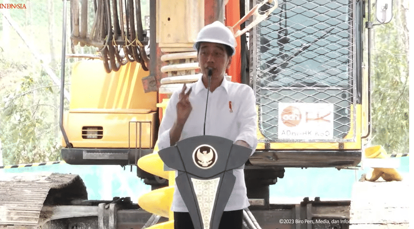 Presiden Joko Widodo melakukan peletakan batu pertama pembangunan Rumah Sakit Umum Pusat (RSUP) di Ibukota Nusantara, Rabu (20/12/2023). Foto YouTube Sekretariat Presiden