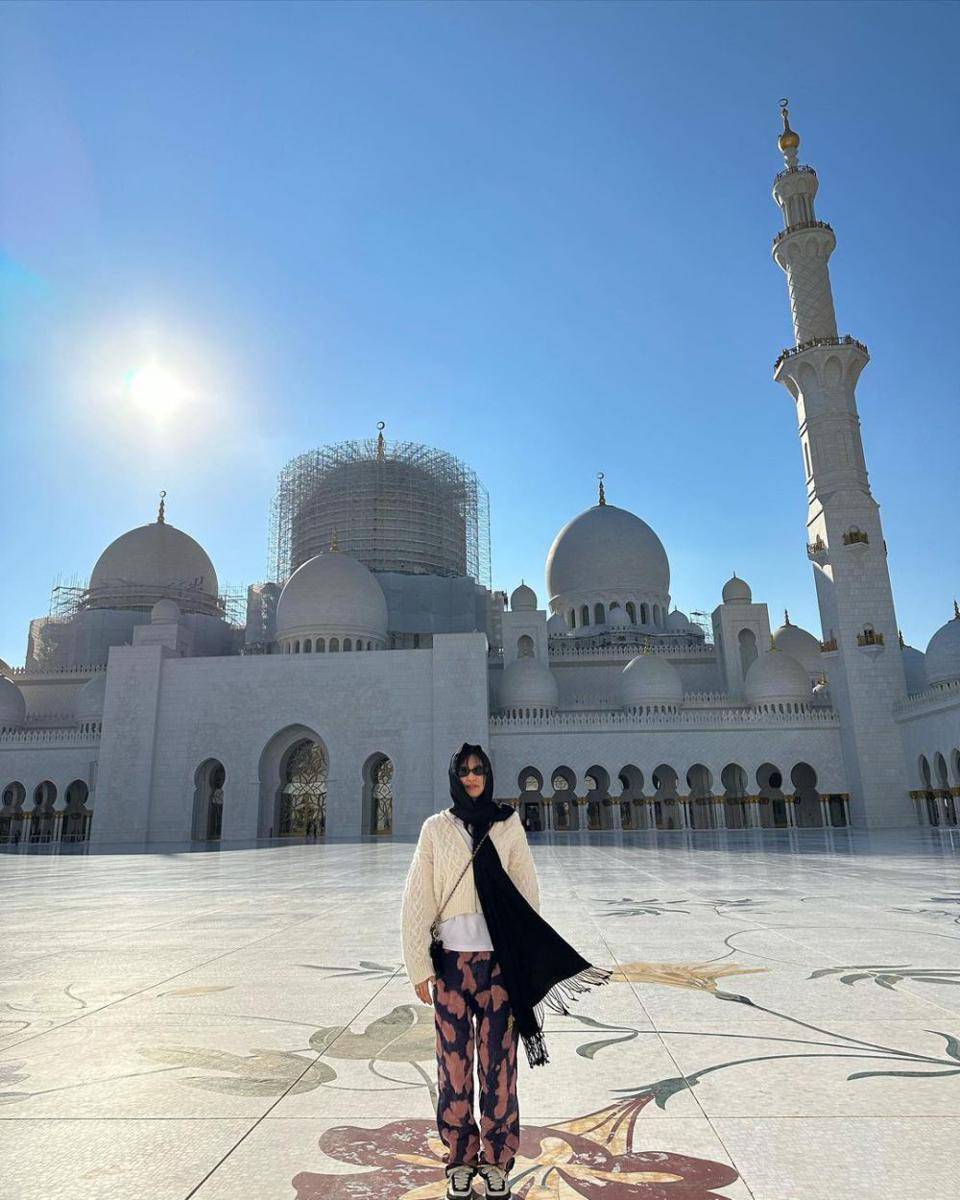 OOTD kasual ala idol K-Pop yang hijab friendly (instagram.com/jennierubyjane)