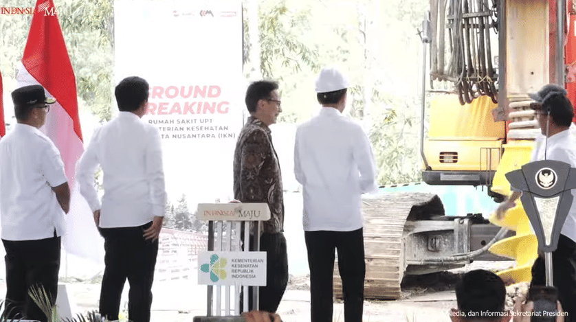Presiden Joko Widodo melakukan peletakan batu pertama pembangunan Rumah Sakit Umum Pusat (RSUP) di Ibukota Nusantara, Rabu (20/12/2023). Foto YouTube Sekretariat Presiden