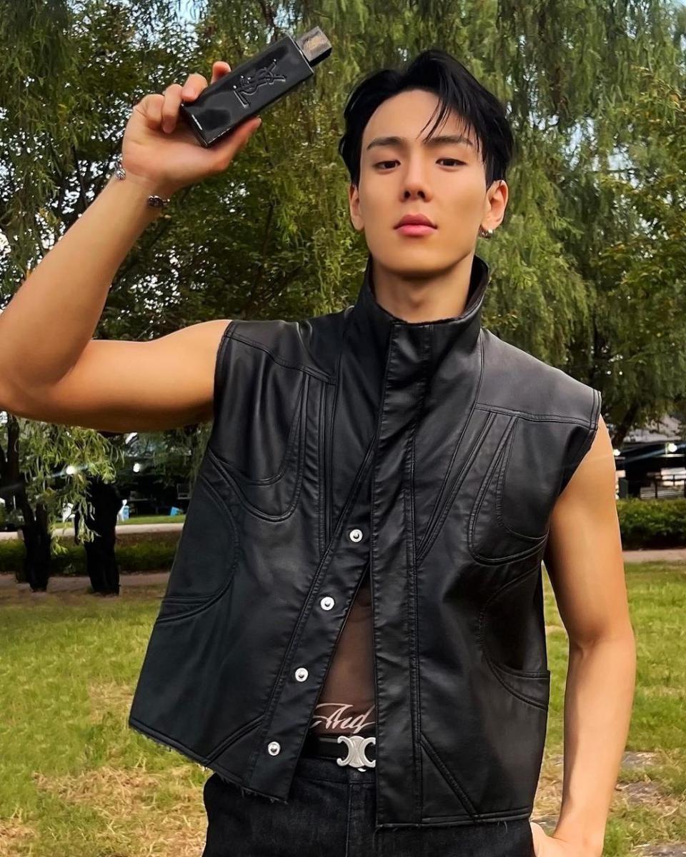 sleeveless top ala Shownu MONSTA X (instagram.com/shownuayo)