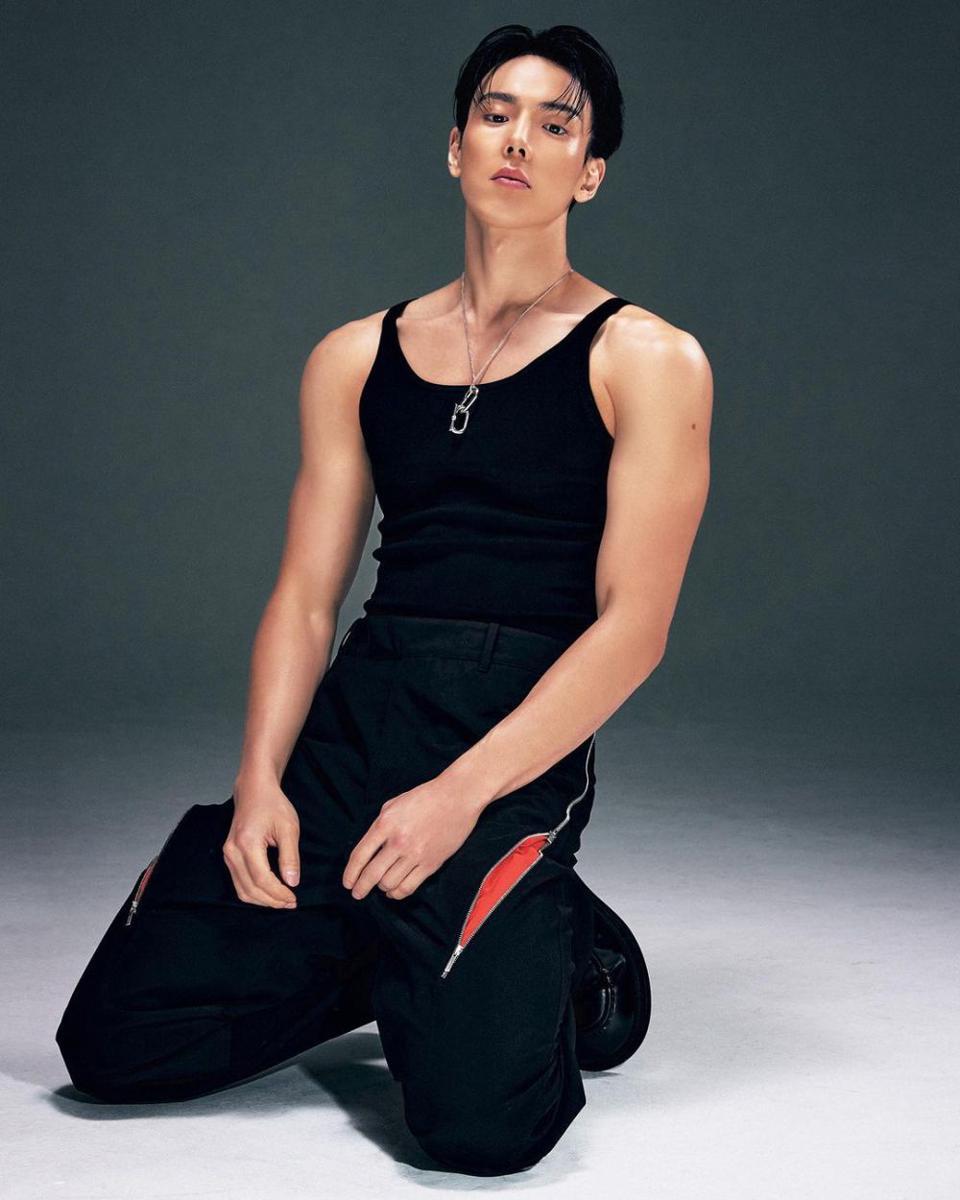 sleeveless top ala Shownu MONSTA X (instagram.com/shownuayo)