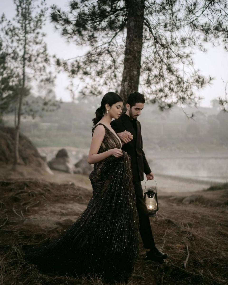 prewed baju hitam casual (instagram.com/jharnabhagwani)