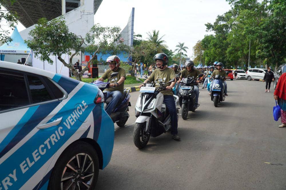 T PLN (Persero) mendorong realisasi transisi energi guna mencapai net zero emission (NZE) pada 2060 dengan menggelar electric vehicle festival 2023 di Samarinda, Minggu (17/12/2023). Foto PLN