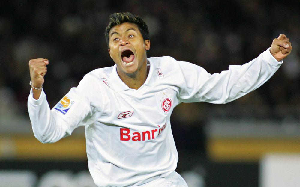 Adriano Gabiru mencetak gol kemenangan Internacional di final Piala Dunia Antarklub 2006. (fifa.com)