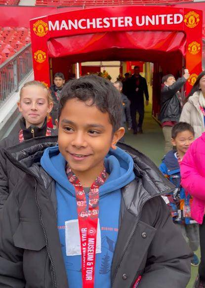potret keluarga Bunga Zainal di Old Trafford (instagram.com/bungazainal05)