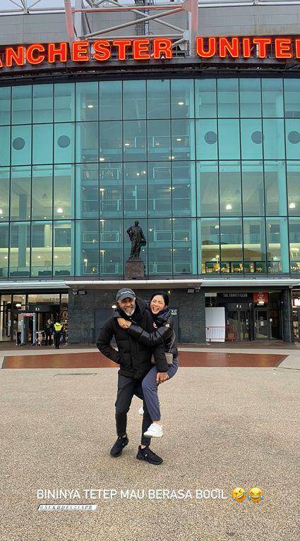 potret keluarga Bunga Zainal di Old Trafford (instagram.com/bungazainal05)