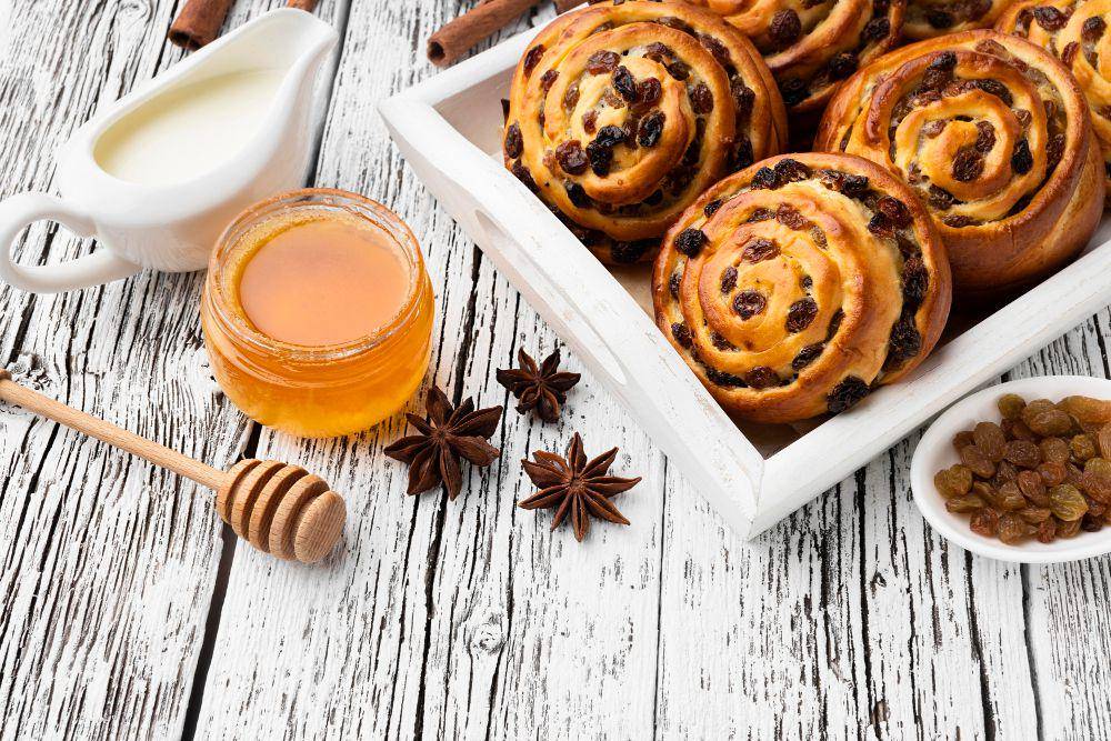 ilustrasi raisin cream cheese roll bread (freepik.com/freepik.com)
