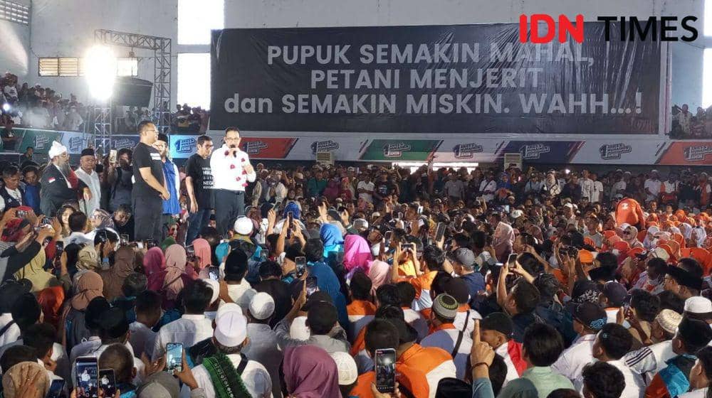 Kampanye Capres nomor urut 1 Anies Baswedan di GOR 17 Desember Turida Kota Mataram, Selasa (19/12/2023). (IDN Times/Muhammad Nasir)