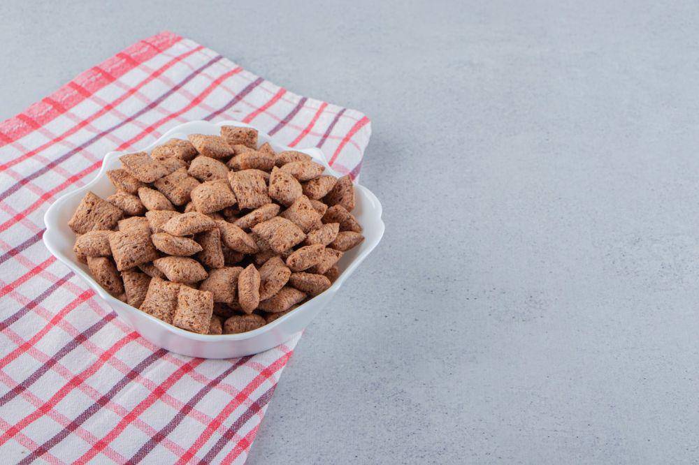 ilustrasi puppy chow (freepik.com/Azerbaijan_Stockers)