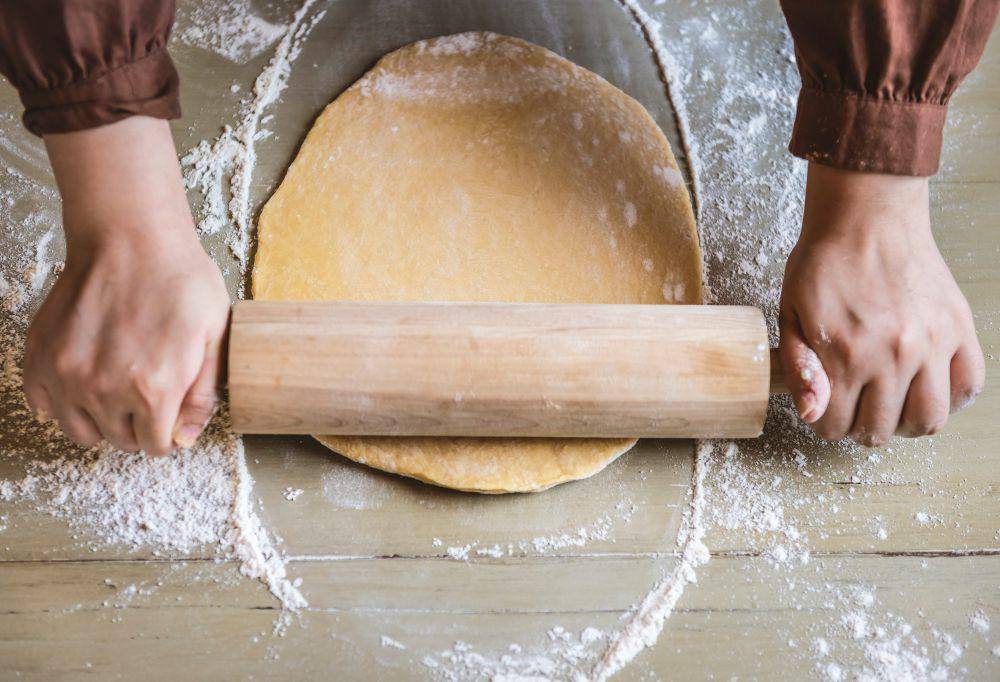 ilustrasi memipihkan adonan roti (freepik.com/rawpixel.com)