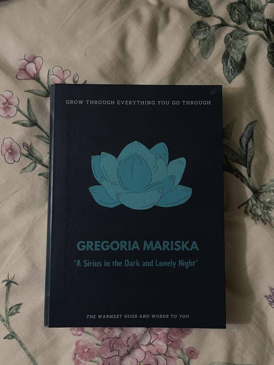 Buku yang dibuatkan penggemar untuk Gregoria Mariska Tunjung (https://x.com/geugouia/)