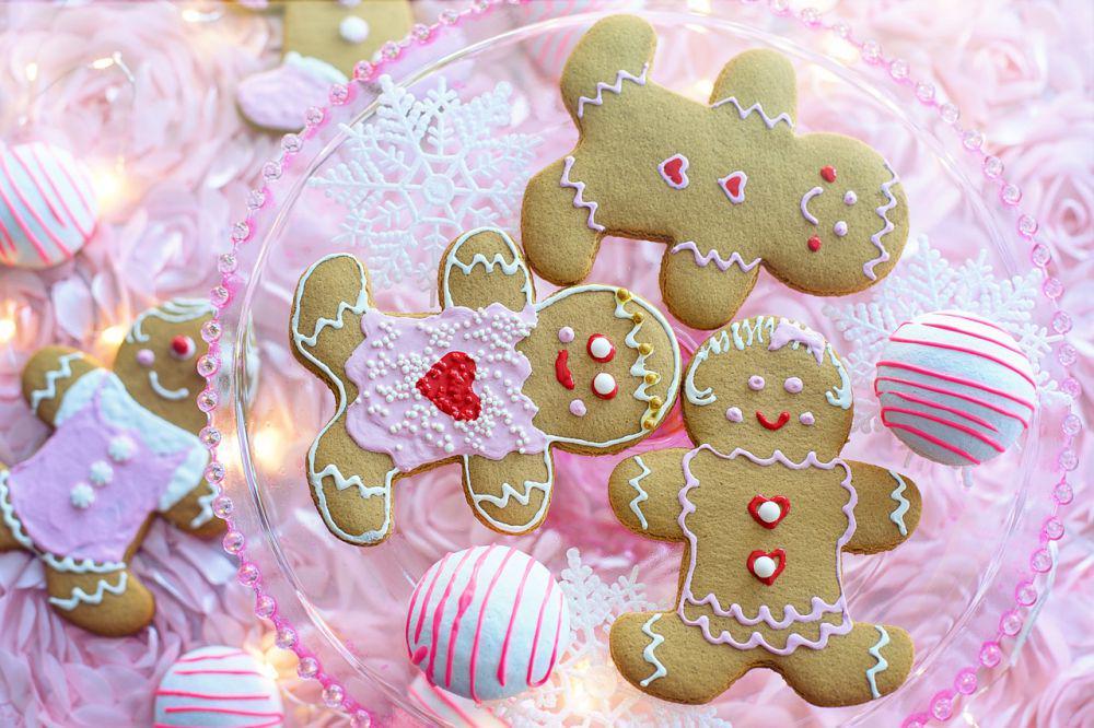 gingerbread cookies (pixabay.com/JillWellington)