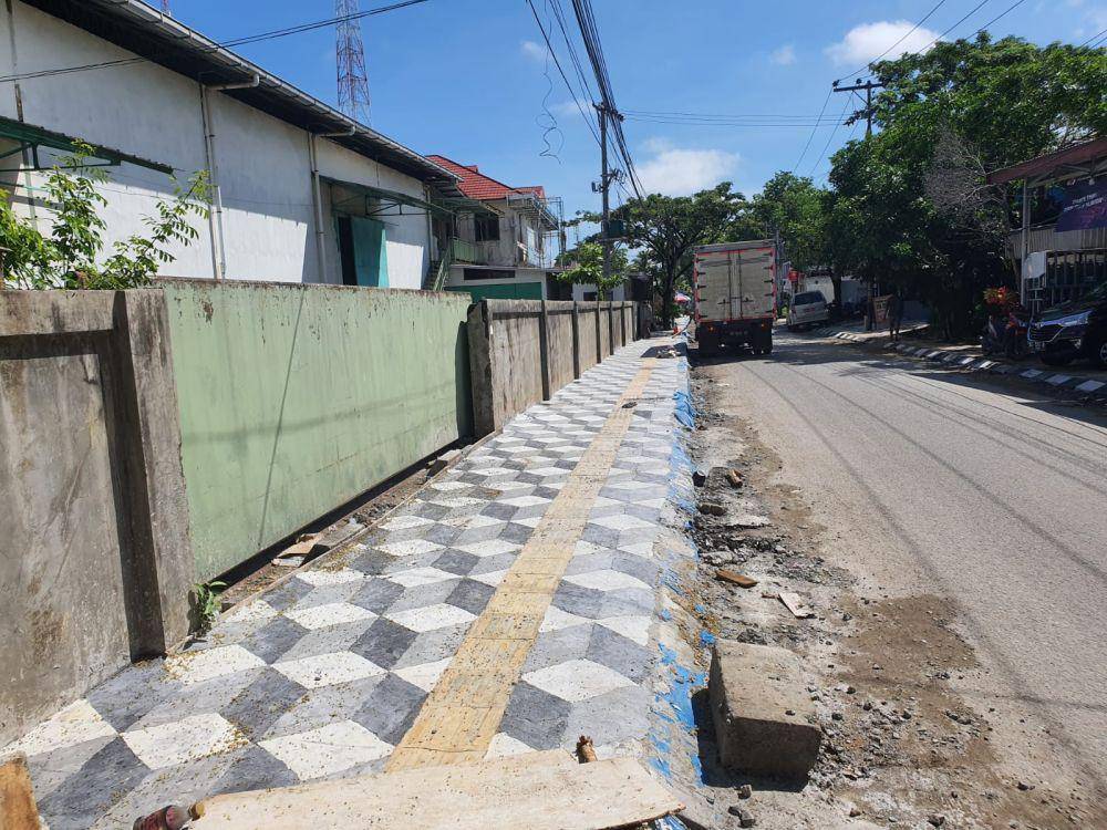 Pembuatan drainase di Jalan Smanda Banjarmasin yang baru rampung.
