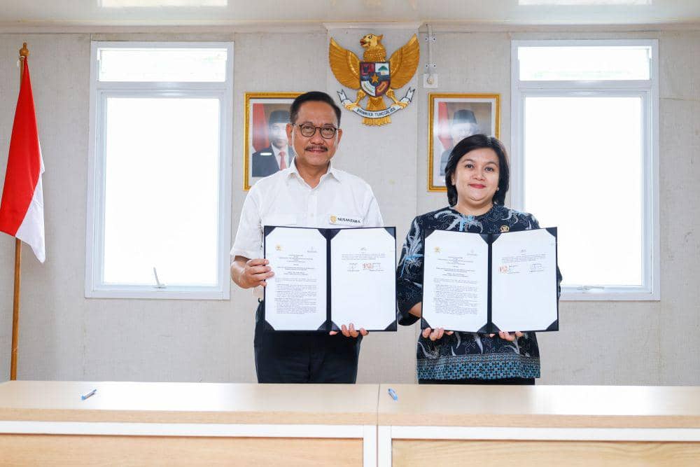 Penandatanganan MoU antara Kepala OIKN Bambang Susantono dan Ketua Komnas HAM Atnike Nova Sirigo, Selasa (19/12/2023). Foto OIKN