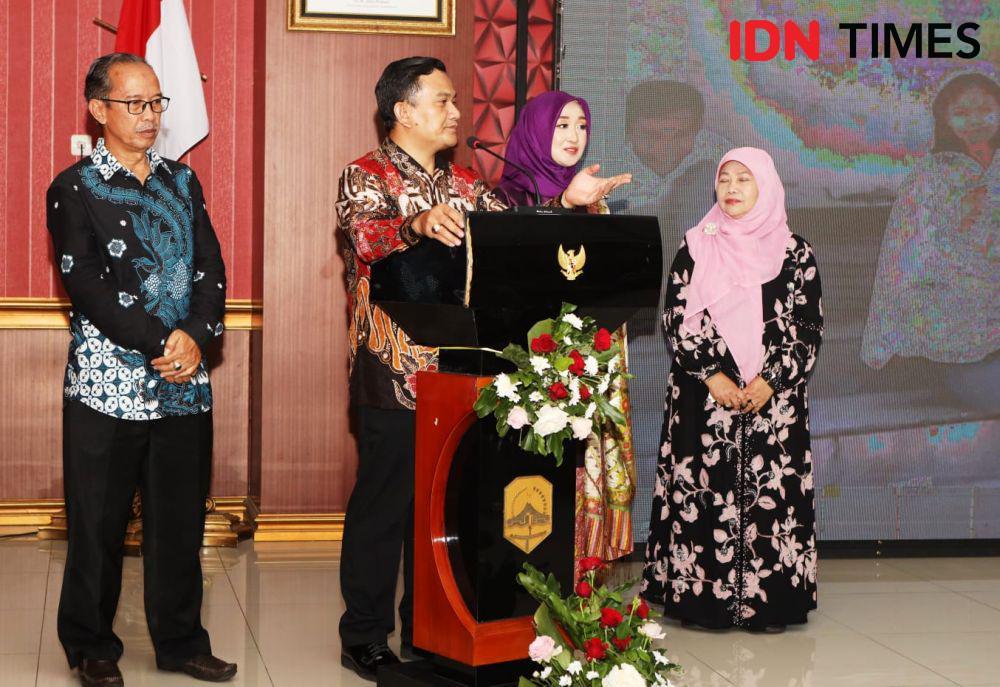 Inin Nastain/ Dedi saat sambutan didampingi istri dan dua gurunya