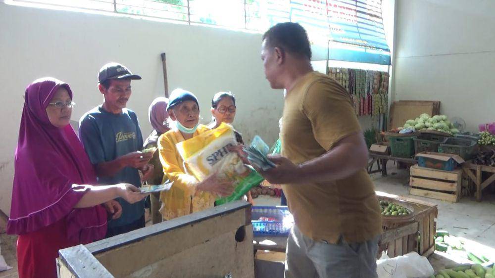 Warga hanya diperbolehkan membeli satu wadah beras PSHP isi 5 Kg/ IDN Times/ Riyanto