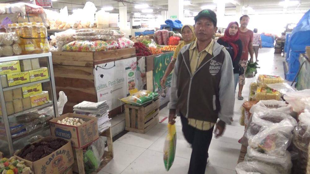 Aktivitas jual beli beras PSHP di pasar Besar Ngawi/ IDN Times/ Riyanto