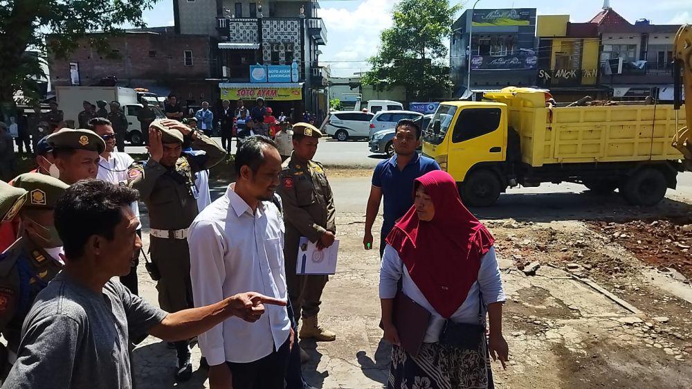 Proses eksekusi bangunan di Jalan Ki Ageng Gribig. (IDN Times/Rizal Adhi Pratama)