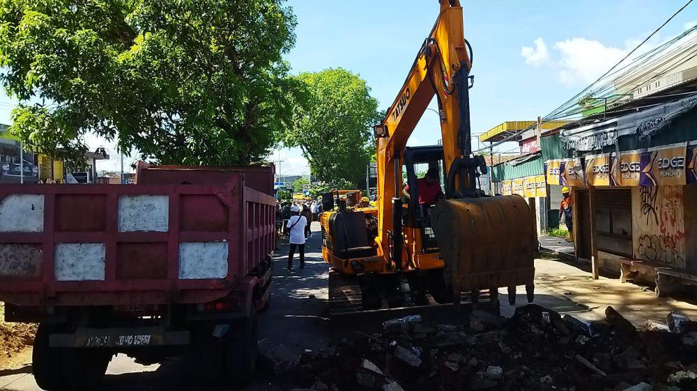 Proses eksekusi bangunan di Jalan Ki Ageng Gribig. (IDN Times/Rizal Adhi Pratama)