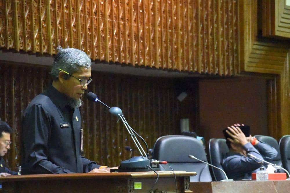 Sekda Jateng Sumarno saat menerima salinan Perda Perlindungan Lingkungan Hidup yang telah disahkan DPRD Jawa Tengah. (IDN Times/Dok Humas Pemprov Jateng)