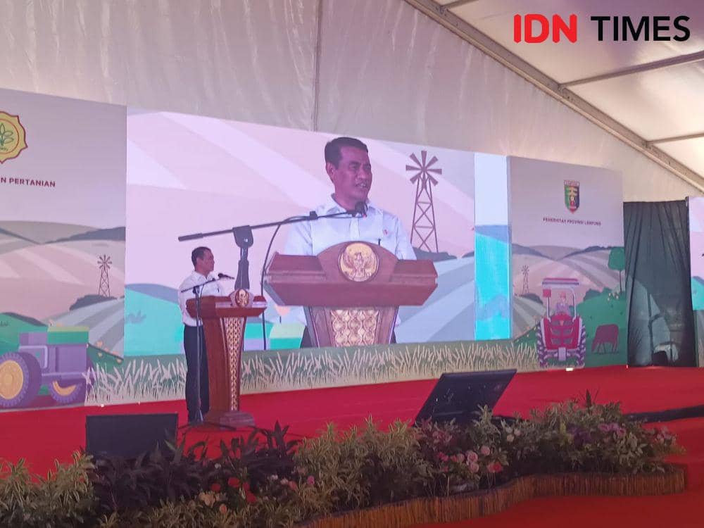 Kegiatan Mentan Andi Arman memberikan pembinaan dan penyuluhan pertanian di Lapangan Korpri Pemprov Lampung, Rabu (20/12/2023). (IDN Times/Tama Yudha Wiguna).