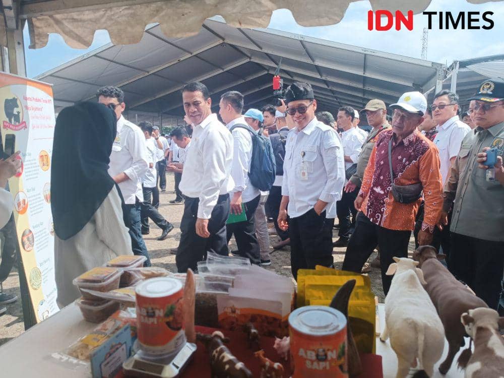 Kegiatan Mentan Andi Arman memberikan pembinaan dan penyuluhan pertanian di Lapangan Korpri Pemprov Lampung, Rabu (20/12/2023). (IDN Times/Tama Yudha Wiguna).