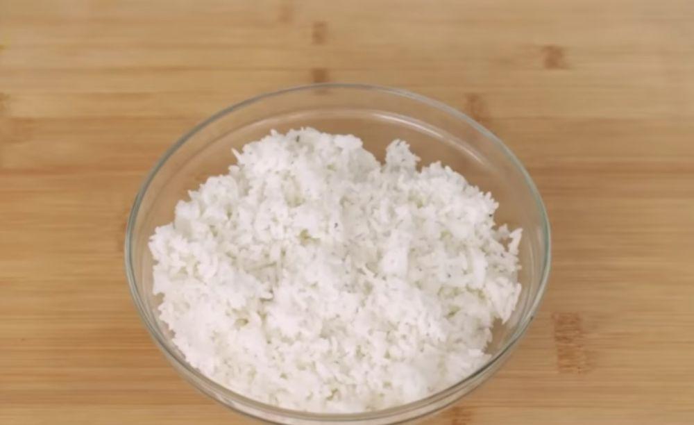Bahan nasi putih (youtube.com/Devina Hermawan)