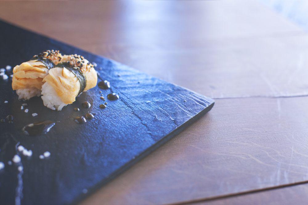 ilustrasi tamago sushi (unsplash.com/Kuba Boski)