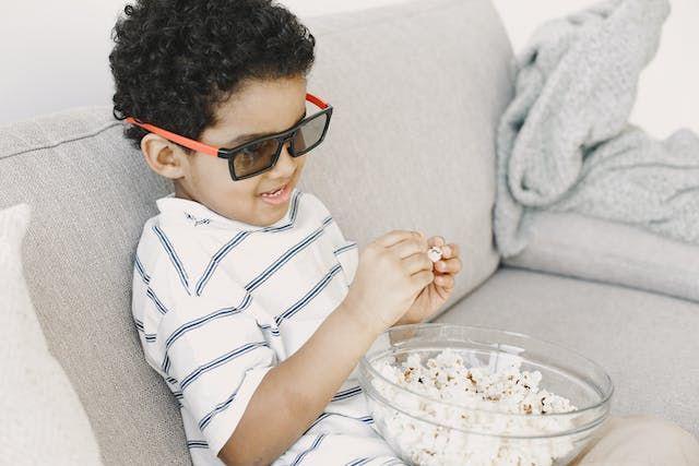 ilustrasi mengambil popcorn dengan tangan (pexels.com/id-id/gustavo-fring)