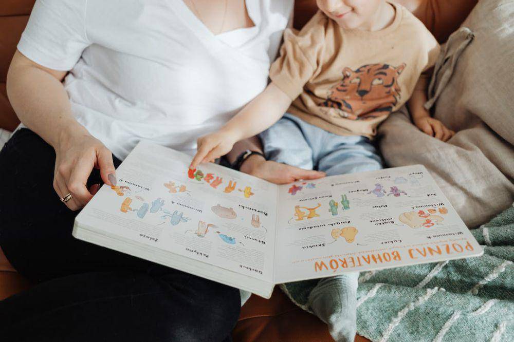 ilustrasi ibu menemani anaknya membaca (Pexels.com/Karolina Grabowska)
