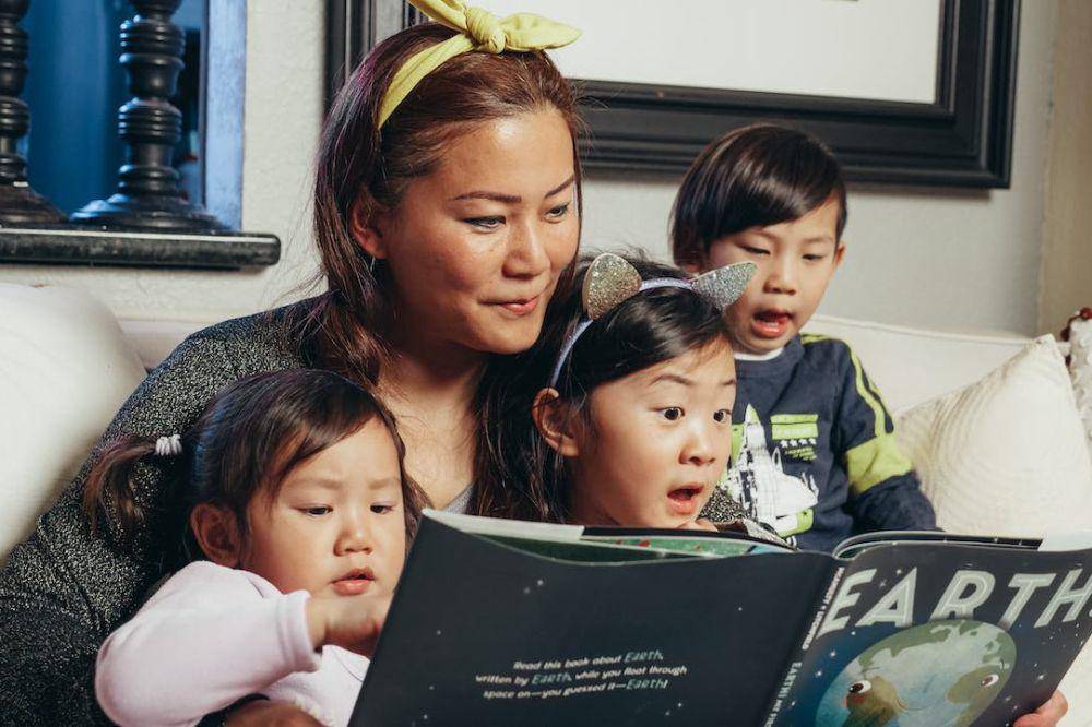 ilustrasi ibu membaca buku bersama anak-anak (Pexels.com/Kindel Media)