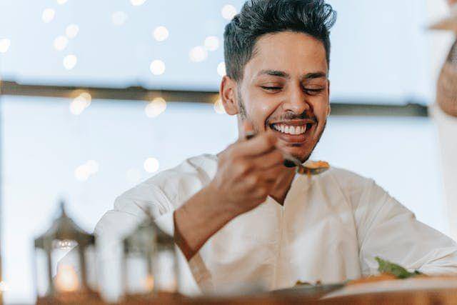 ilustrasi pria sedang makan (pexels.com/Michael Burrows)