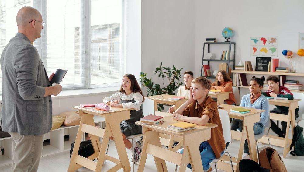 5 Tips Akrab dengan Guru di Kelas, Bermanfaat!