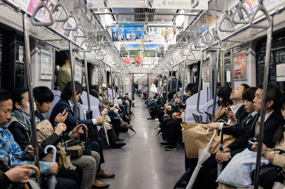 ilustrasi transportasi umum (unsplash.com/Alex Eckermann)