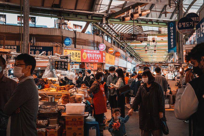 ilustrasi pasar dengan street food terbaik di Korea (unsplash.com/@parlonscoree)