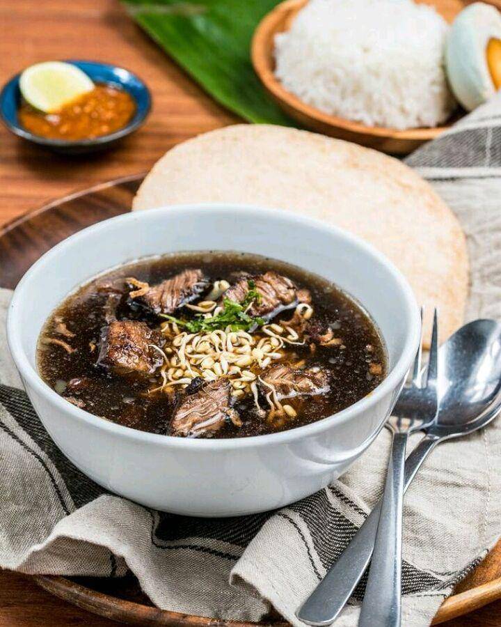 Menu rawon khas Surabaya di Soerabaja Cafe Juanda. Instagram/soerabajacafe