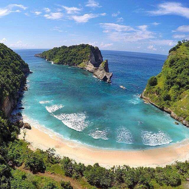 Pemandangan di Pantai Atuh yang menyegarkan (Instagram.com/@atuhbeachnusapenida)