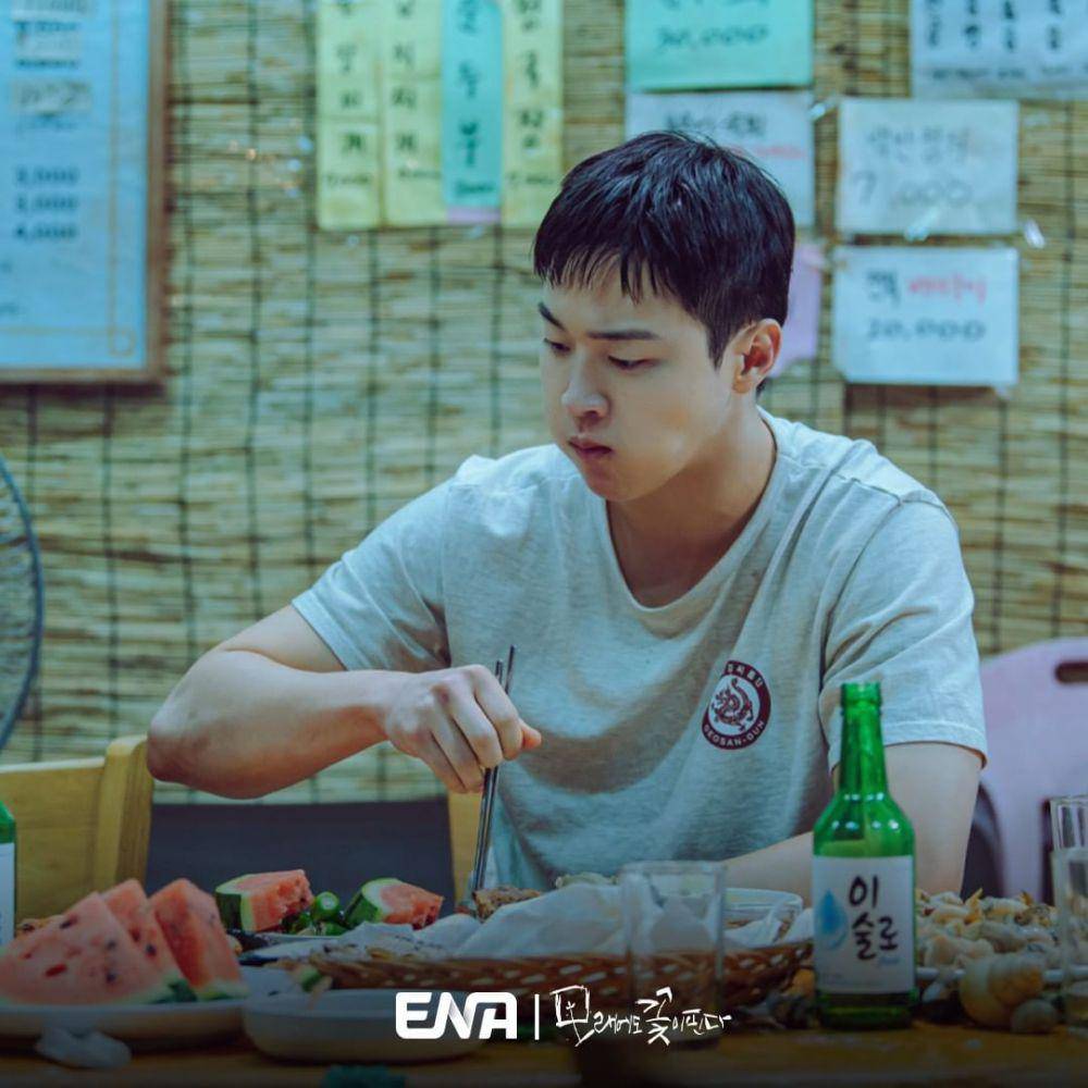 Jang Dong Yoon di drama Like Flowers in Sand (instagram.com/channel.ena.d)