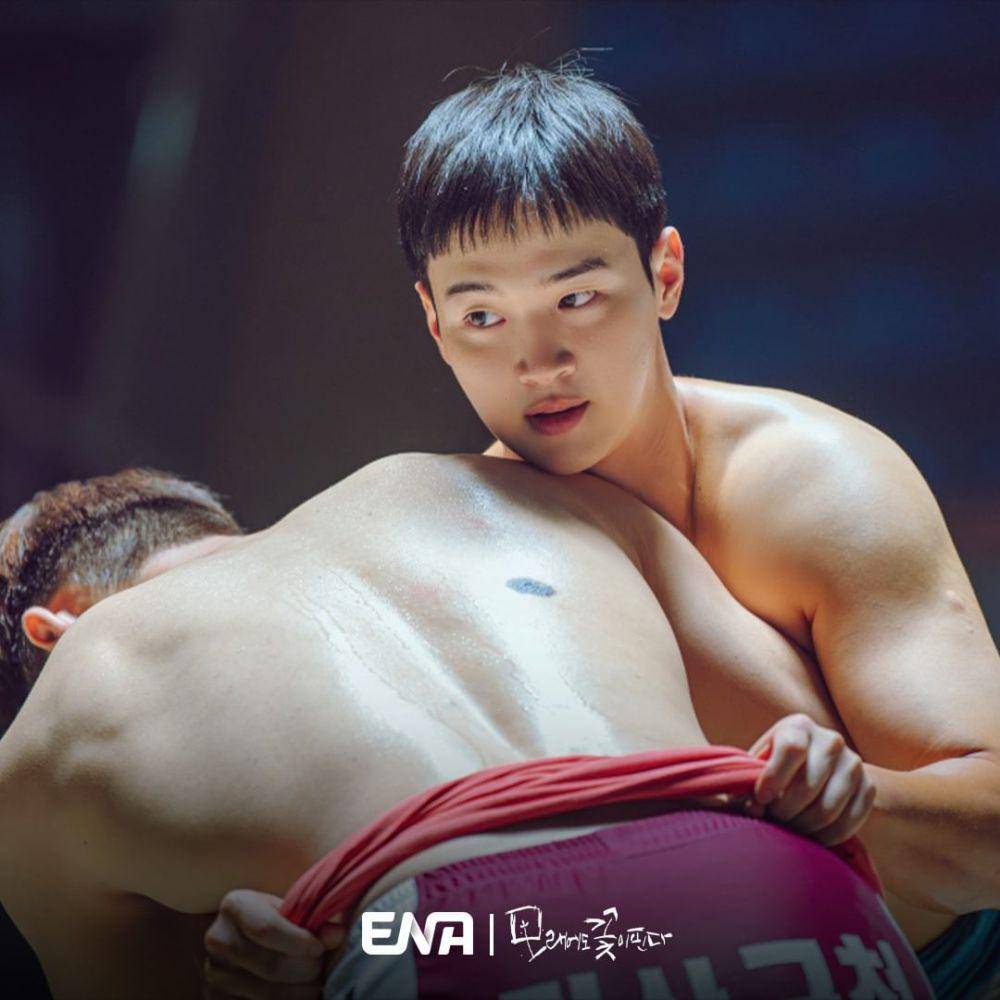 Jang Dong Yoon di drama Like Flowers in Sand (instagram.com/channel.ena.d)
