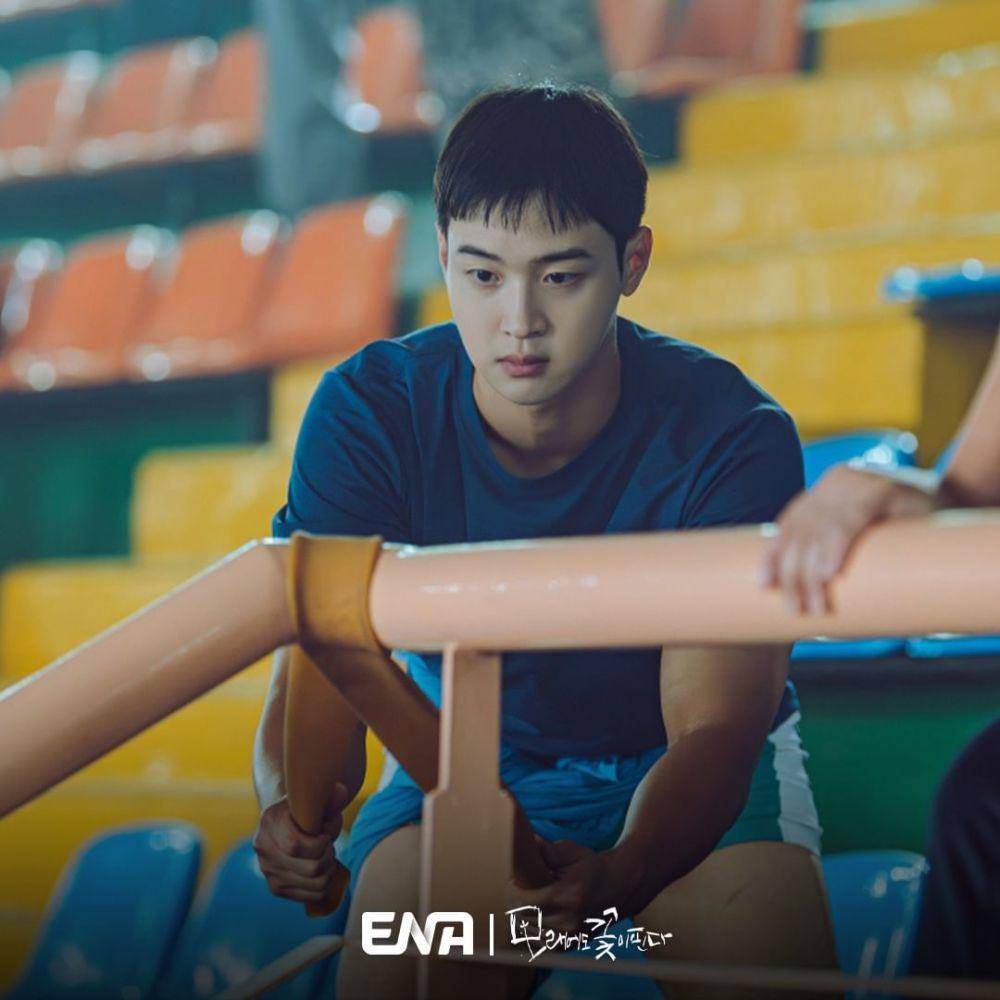 Jang Dong Yoon di drama Like Flowers in Sand (instagram.com/channel.ena.d)
