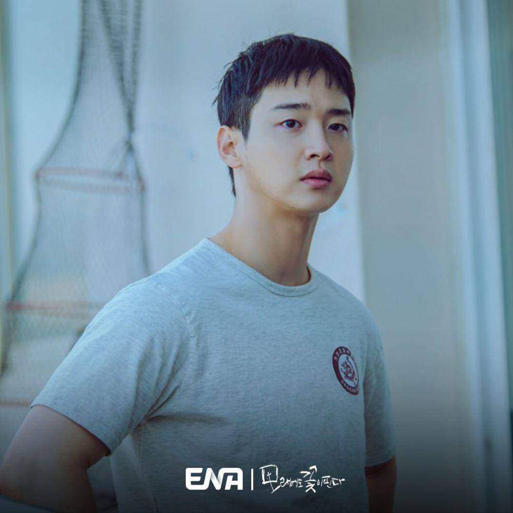 Jang Dong Yoon di drama Like Flowers in Sand (instagram.com/channel.ena.d)